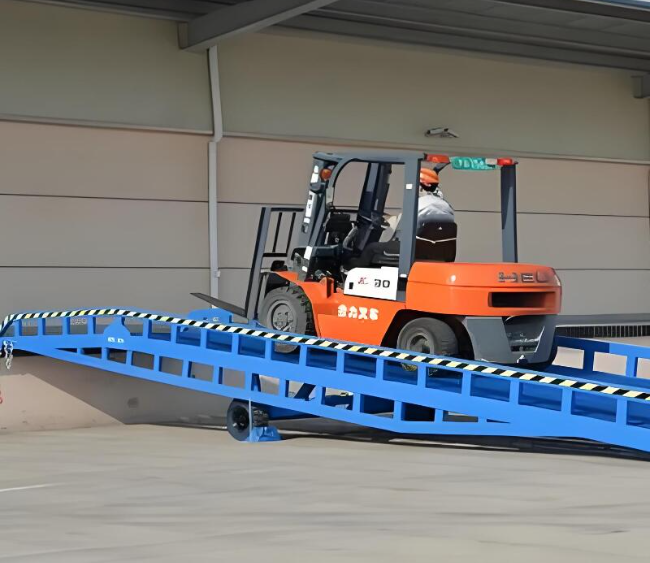 陆丰移动式卸货平台（叉车用）